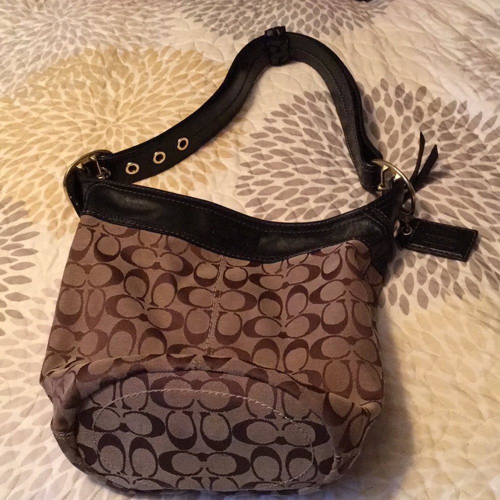 Coach bucket bag. Adjustable shoulder strap